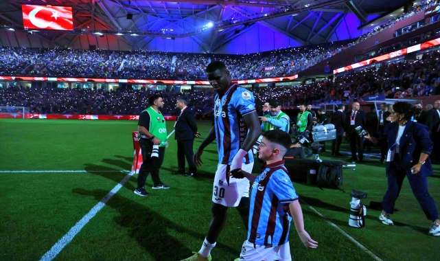 DMD hastası Yavuz Berkay, futbol oynama hayali kurduğu Onuachu ile sahaya çıktı