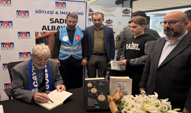 Gazeteci-yazar Sadık Albayrak Rize'deki imza gününde okurlarıyla buluştu