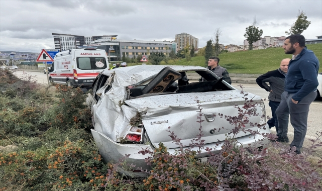 Kastamonu'da devrilen otomobildeki baba ve oğlu yaralandı