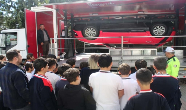 Mecitözü'nde emniyet kemeri simülasyon aracıyla eğitim yapıldı