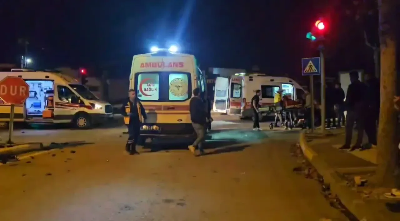 Otomobilin çarptığı polis otosundaki iki polis ile zanlı yaralandı