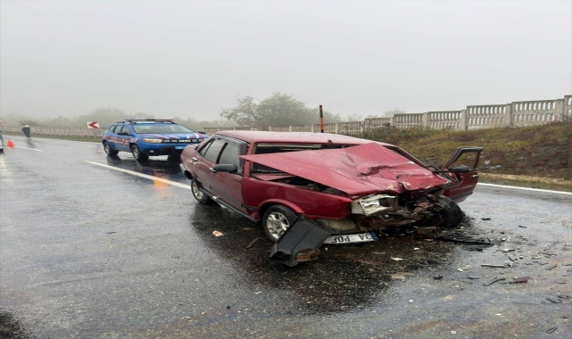 Samsun'da hafif ticari araçla otomobilin çarpıştığı kazada 1 kişi öldü, 6 kişi yaralandı