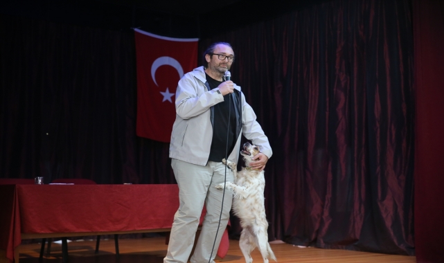 Senarist Arıkoğlu, köpeği