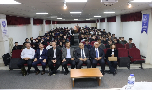 Talim Terbiye Kurulu Üyesi Öztürk, lise öğrencileriyle bir araya geldi