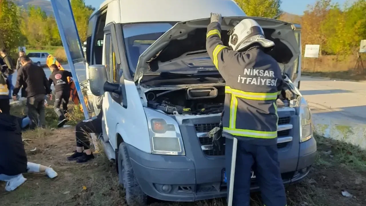 Tarım işçilerinin taşıyan minibüs işçi servisiyle çarpıştı