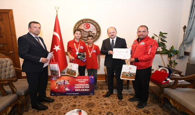 TEKNOFEST 2025'te dereceye giren öğrencilerden Vali Dallı'ya ziyaret