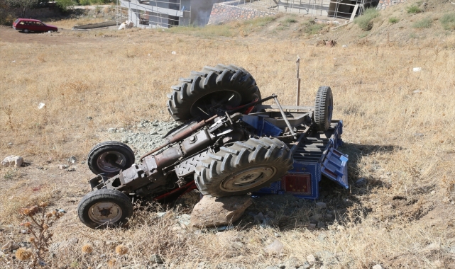 Tokat'ta devrilen traktördeki 2 kişi yaralandı