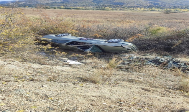 Tosya'da devrilen otomobildeki 2 kişi yaralandı
