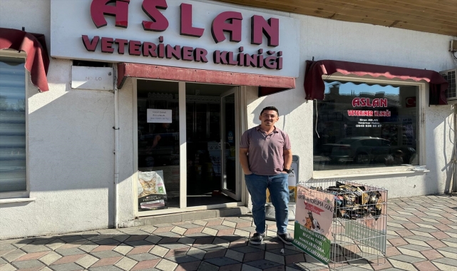 Veteriner hekim ücretsiz mama dağıttı