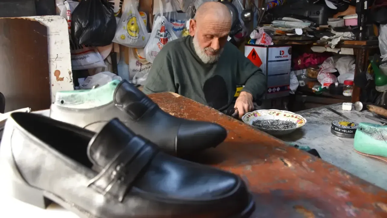60 yıldır el emeğiyle deri ayakkabı imal ediyor