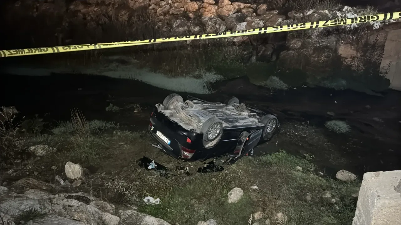 Alkollü sürücünün kullandığı otomobil dereye uçtu