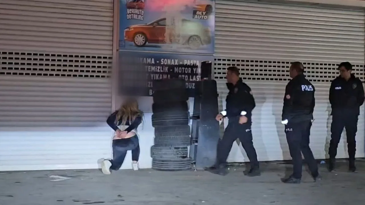 Alkolün etkisiyle taşkınlık yapan kadına polislerden ters kelepçe ve biber gazı
