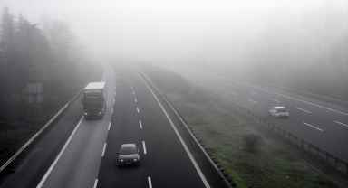 Anadolu Otoyolu'nun Düzce kesiminde sis görüş mesafesini düşürdü