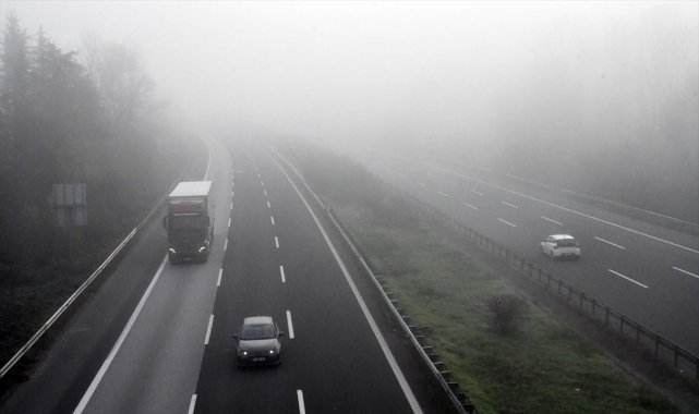Anadolu Otoyolu'nun Düzce kesiminde sis görüş mesafesini düşürdü