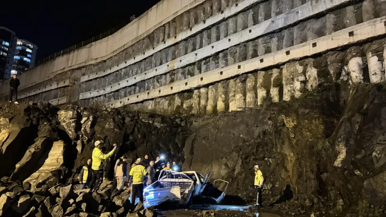 Bariyerleri aşan kamyonet uçuruma düştü
