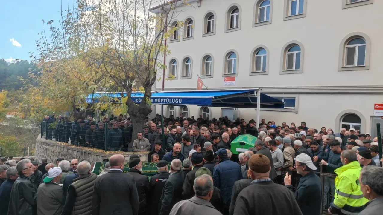 Bıçaklanarak öldürülen baba ile oğlu toprağa verildi