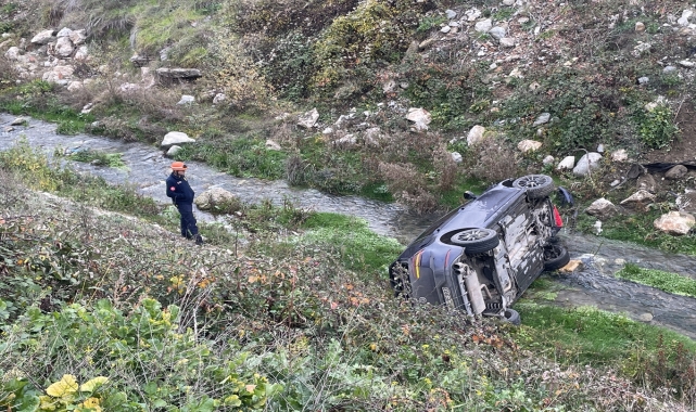 Bolu'da dereye devrilen otomobildeki 2 kişi yaralandı