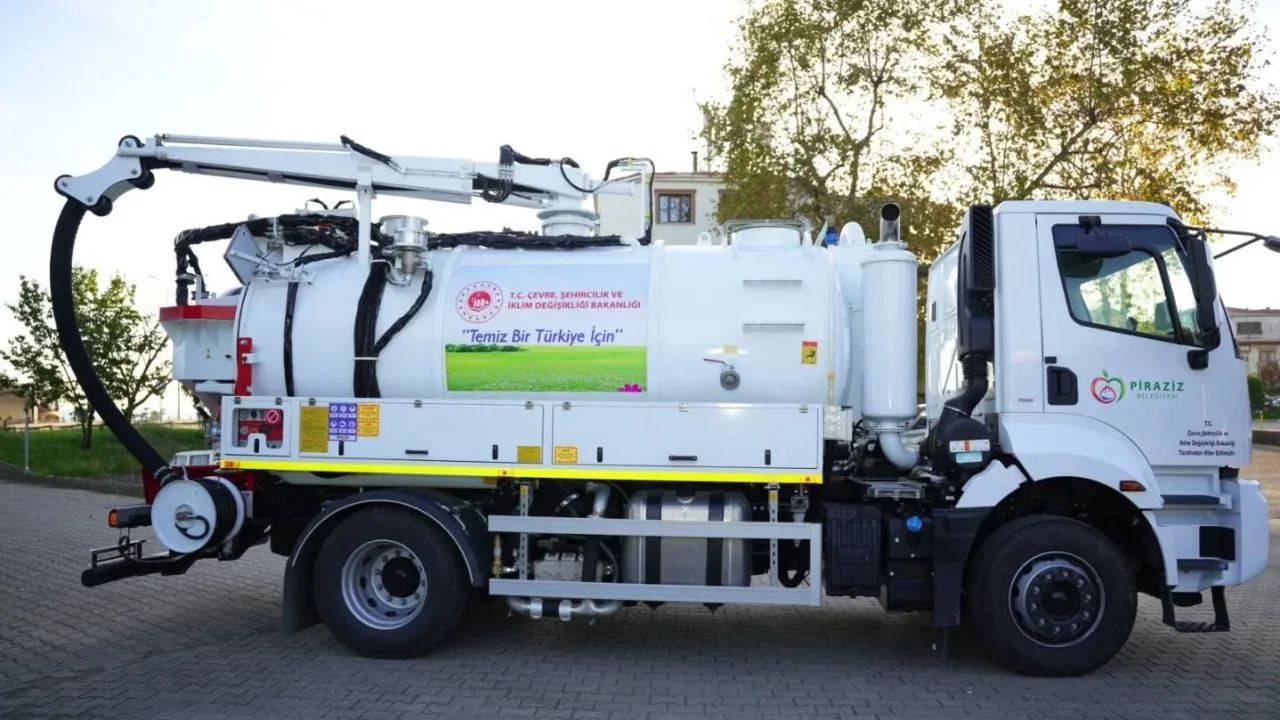 Çevre Bakanlığından Piraziz’e kanal temizleme aracı
