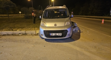 Çorum'da çarpışan otomobil ile hafif ticari araçtaki 4 kişi yaralandı