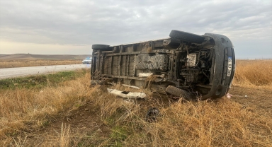 Çorum'da devrilen hafif ticari araçtaki 3 kişi yaralandı