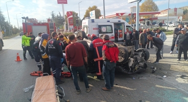 Çorum'da devrilen otomobilin sürücüsü yaralandı