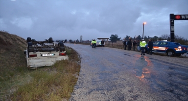 Çorum'da otomobile çarpmamak için manevra yaparken devrilen minibüsün sürücüsü yaralandı