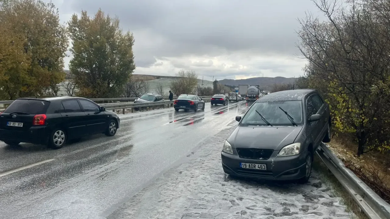 Dolu yağışı trafiği felç etti