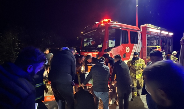 Düzce'de şarampole devrilen otomobildeki 2 kişi yaralandı