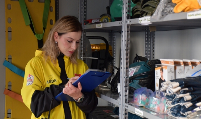Düzce depreminde yaşadığı acıları, insani yardım ve arama kurtarma çalışmalarıyla hafifletiyor