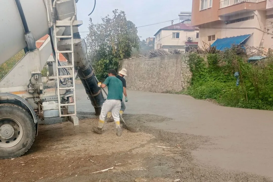 Giresun'da belediyeden yol betonlama çalışmaları