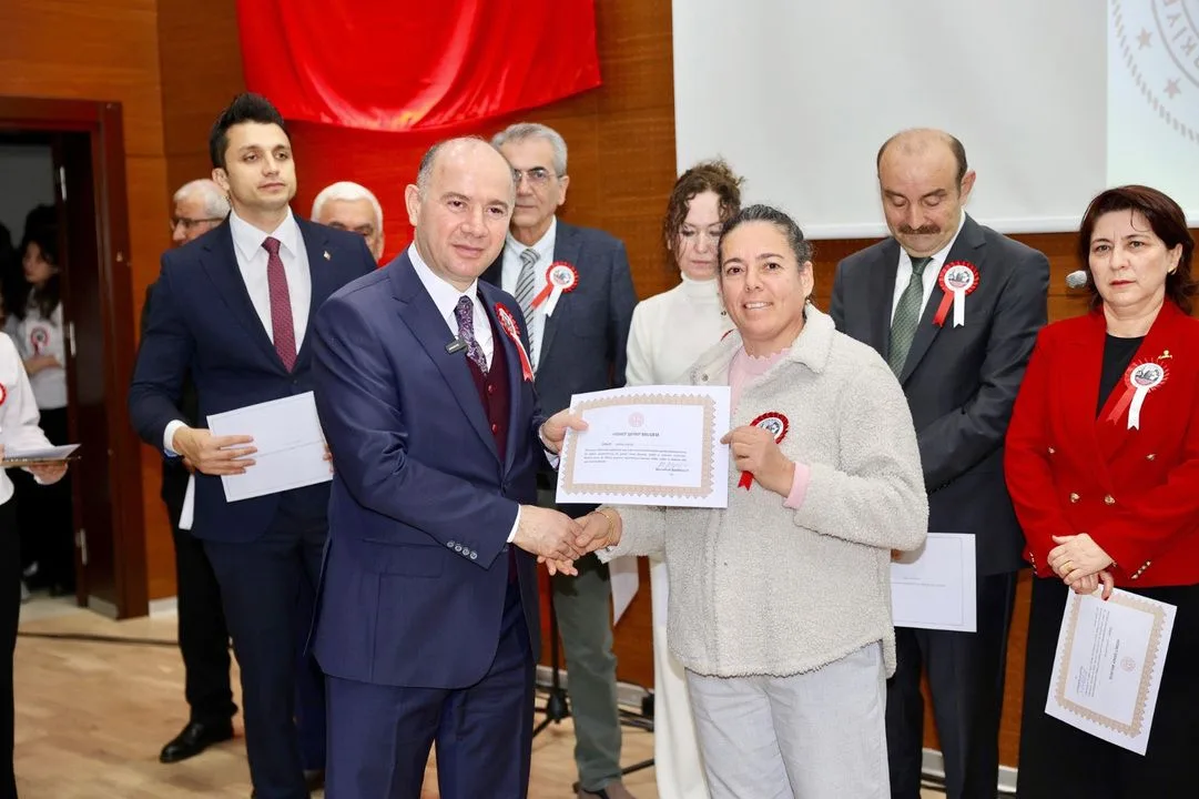 Giresun’da emekli öğretmenlere hizmet şeref belgesi verildi