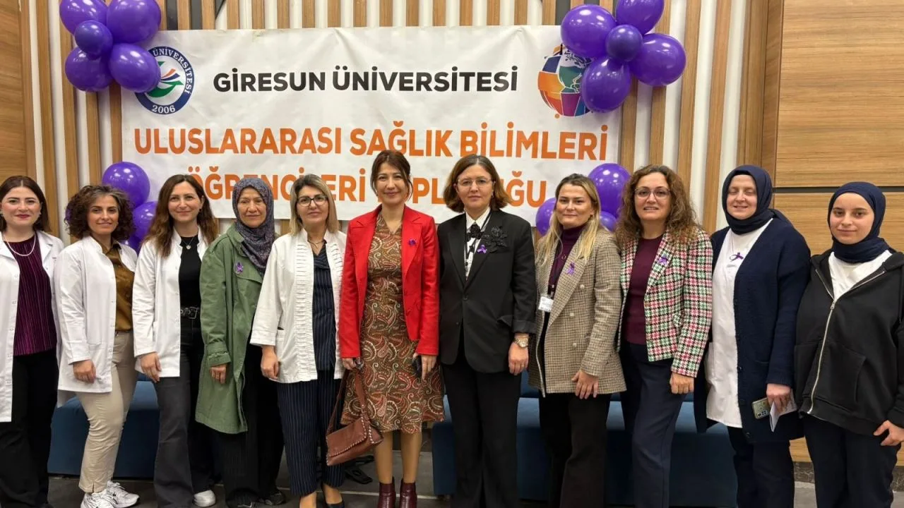 Giresun’da kadınlara mor kurdele takıldı