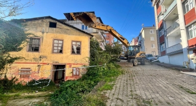 Giresun'da metruk binaların yıkımı sürüyor