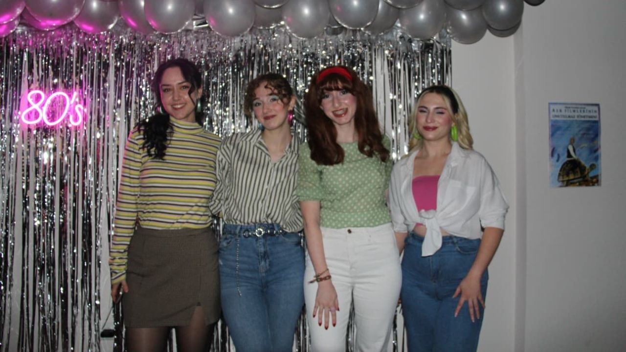 Giresun’da öğrenciler 80’ler partisiyle coştu!