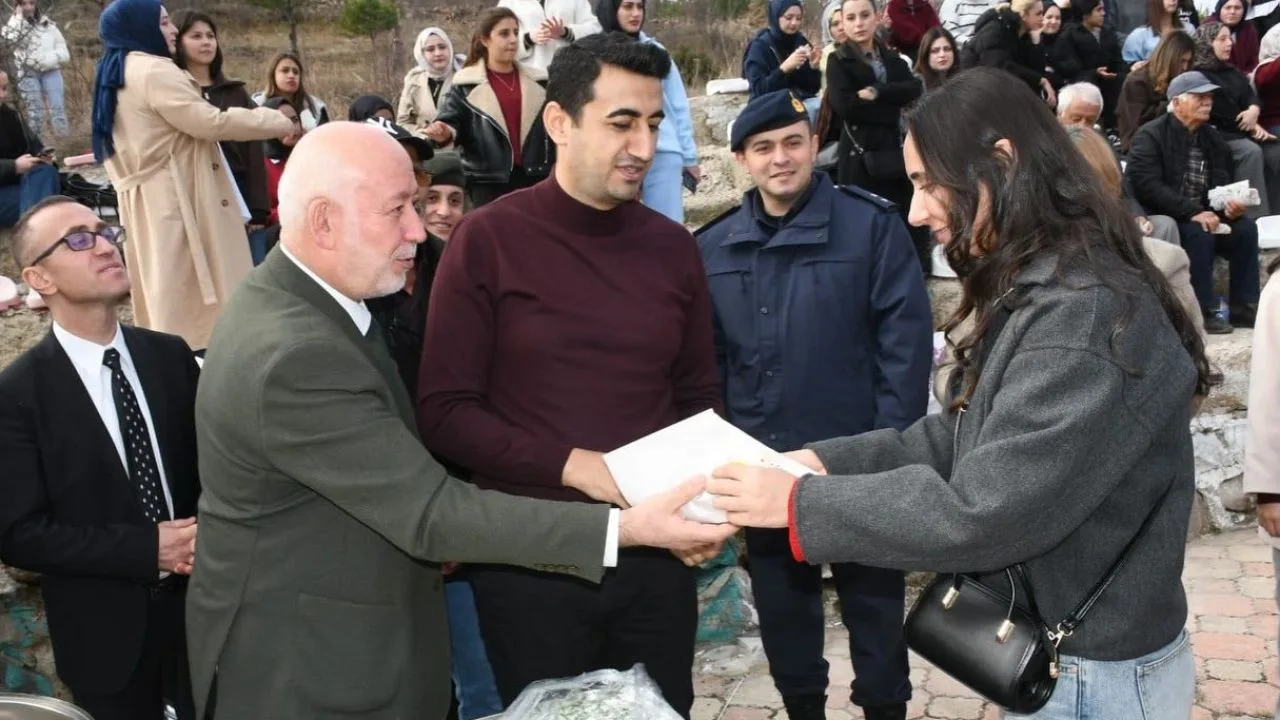 Giresun’da öğrencilerden hamsi keyfi