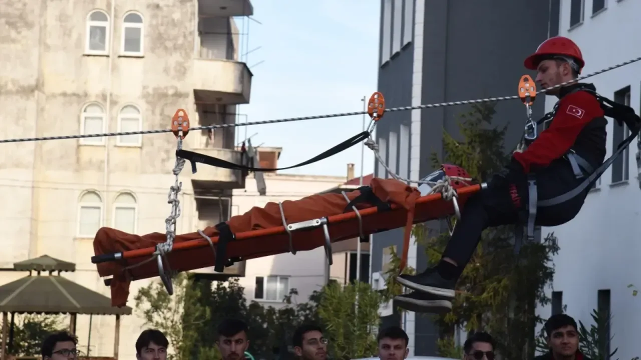 Giresun'da yüksekokul öğrencilerinden tatbikat!