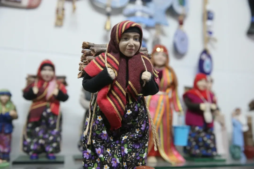 Kadın usta, kişiye özel kitre bebekler tasarlıyor