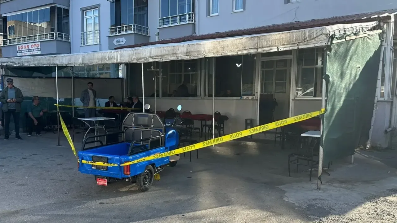 Kahvehanede husumetlisine kurşun yağdırıp kaçtı
