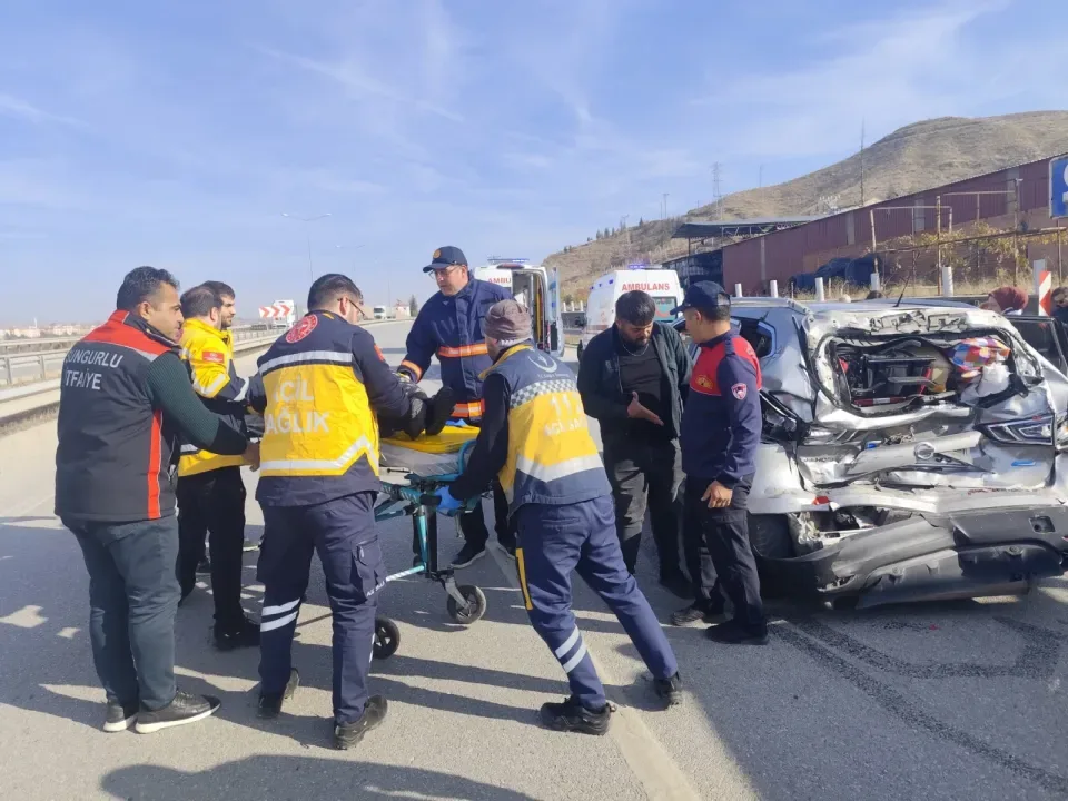 Kamyonun çarptığı cip hurdaya döndü