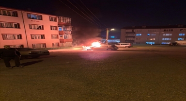 Karabük'te park halindeki otomobil yandı