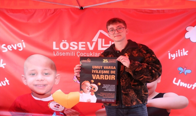 Küçük yaşta lösemiyi yendi şimdi gönüllü olarak hasta çocuklara moral veriyor