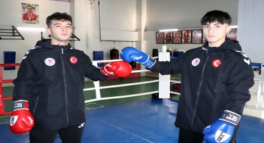 Lise öğrencisi milli boksörler Avrupa şampiyonluğu için yumruk sallıyor