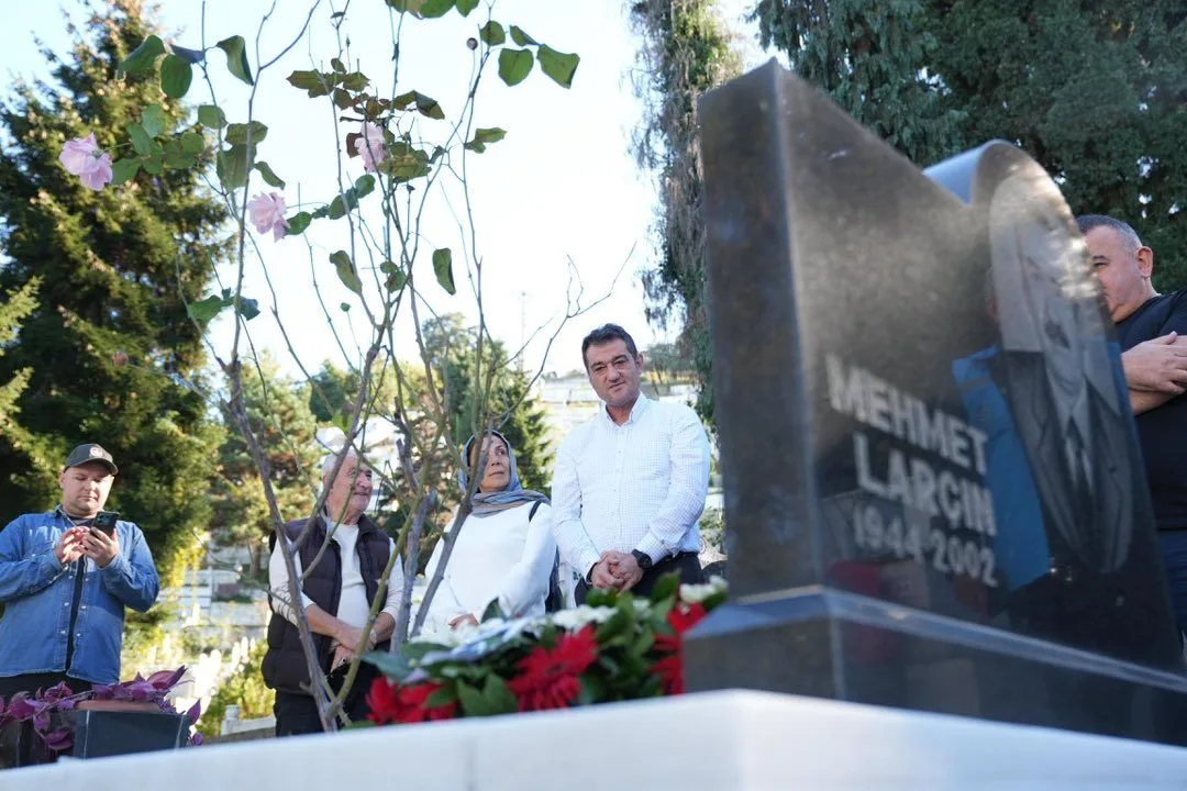 Merhum Belediye Başkanı Mehmet Larçın mezarı başında anıldı