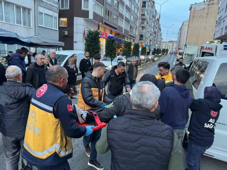 Minibüsün açılan kapısına çarpan motosikletli savruldu: 1 yaralı