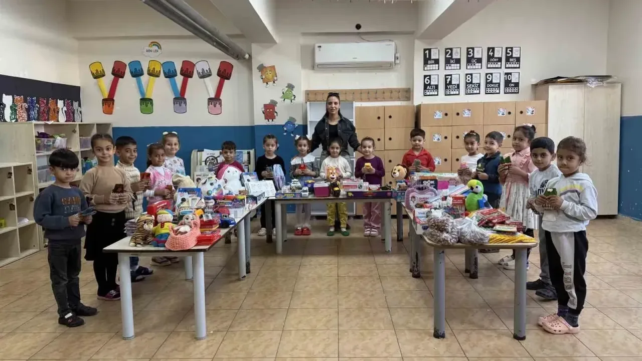 Minik Öğrenciler Hatay'daki Kardeşleri İçin Hediyeler Gönderdi
