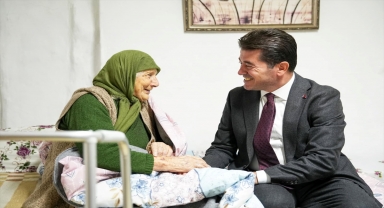 Ortahisar Belediye Başkanı Kaya'dan evi onarılan yaşlı kadına ziyaret