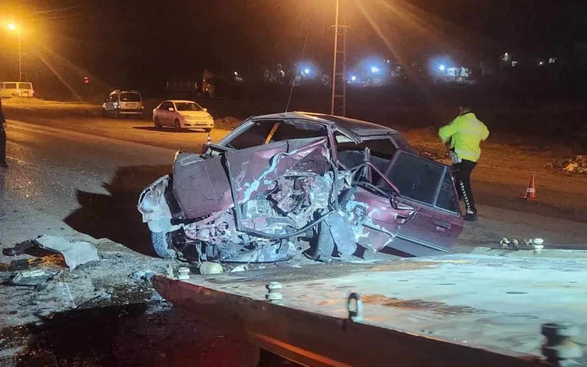 Otomobillerin çarpıştığı feci kazada 1 kişi öldü