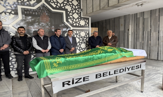 Rize Valisi Baydaş, yalnız yaşayan yaşlı kadının cenaze törenine katıldı