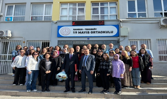 Samsun'da 43 yıllık Türkçe öğretmeni düzenlenen törenle öğrencilerine veda etti