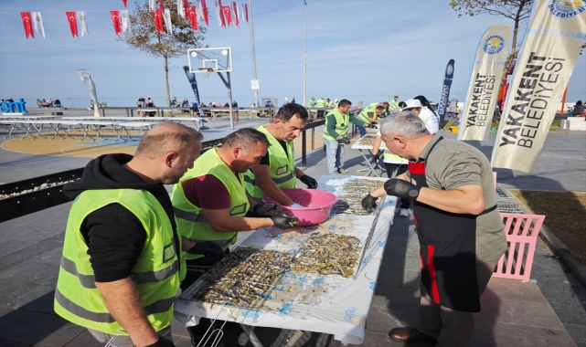 Samsun'da düzenlenen festivalde 3 ton hamsi 2 saatte tüketildi